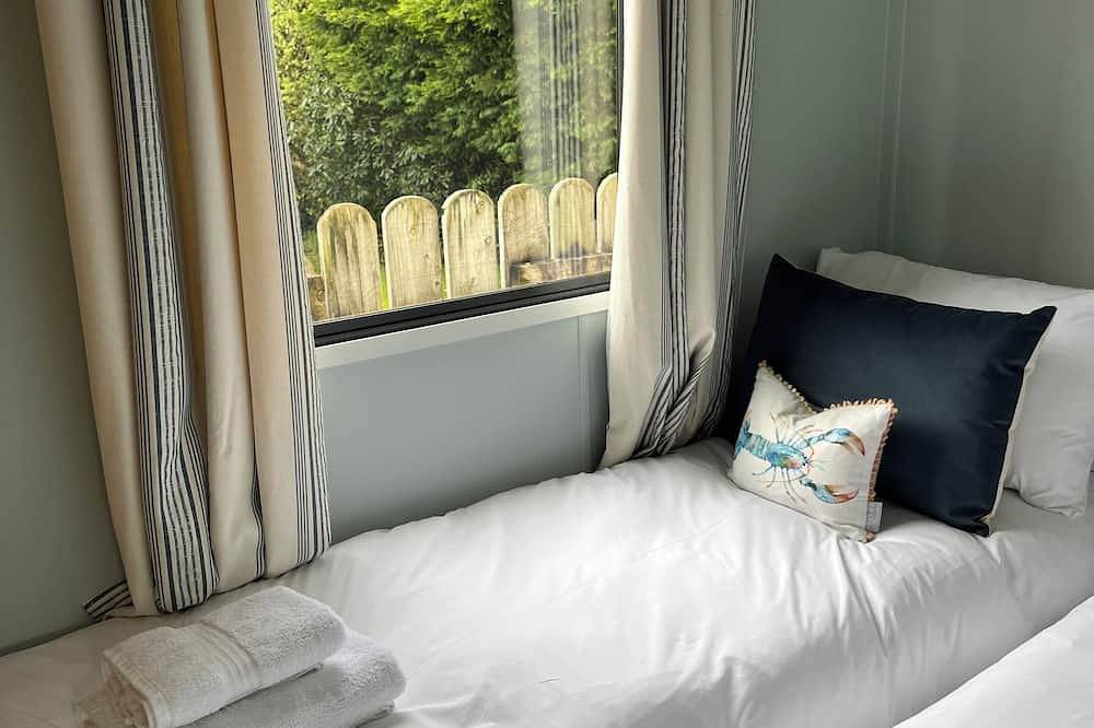 Apple Pippin, shepherds hut style, sleeps 4, private garden, walk to pubs & more in Hartland, Hartland Devon Heritage Coast