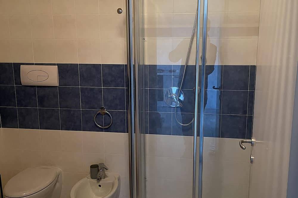 Ganze Wohnung, Family apartment with swimming pool and carport in Sale Marasino, Iseosee