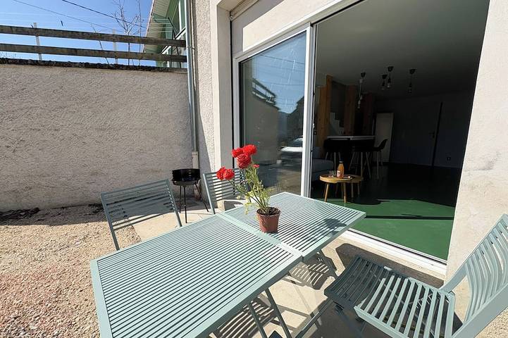 A spacious and bright modern duplex in the countryside, in a quiet setting surrounded by nature in Chirens, Isère