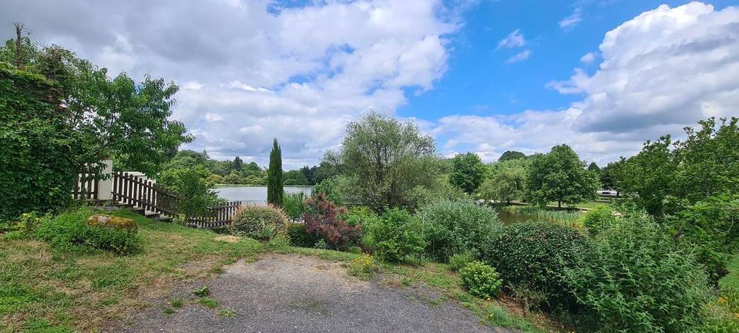 Location de vacances pour 4 personnes, avec vue sur le lac ainsi que vue et jardin à Montrollet - 3