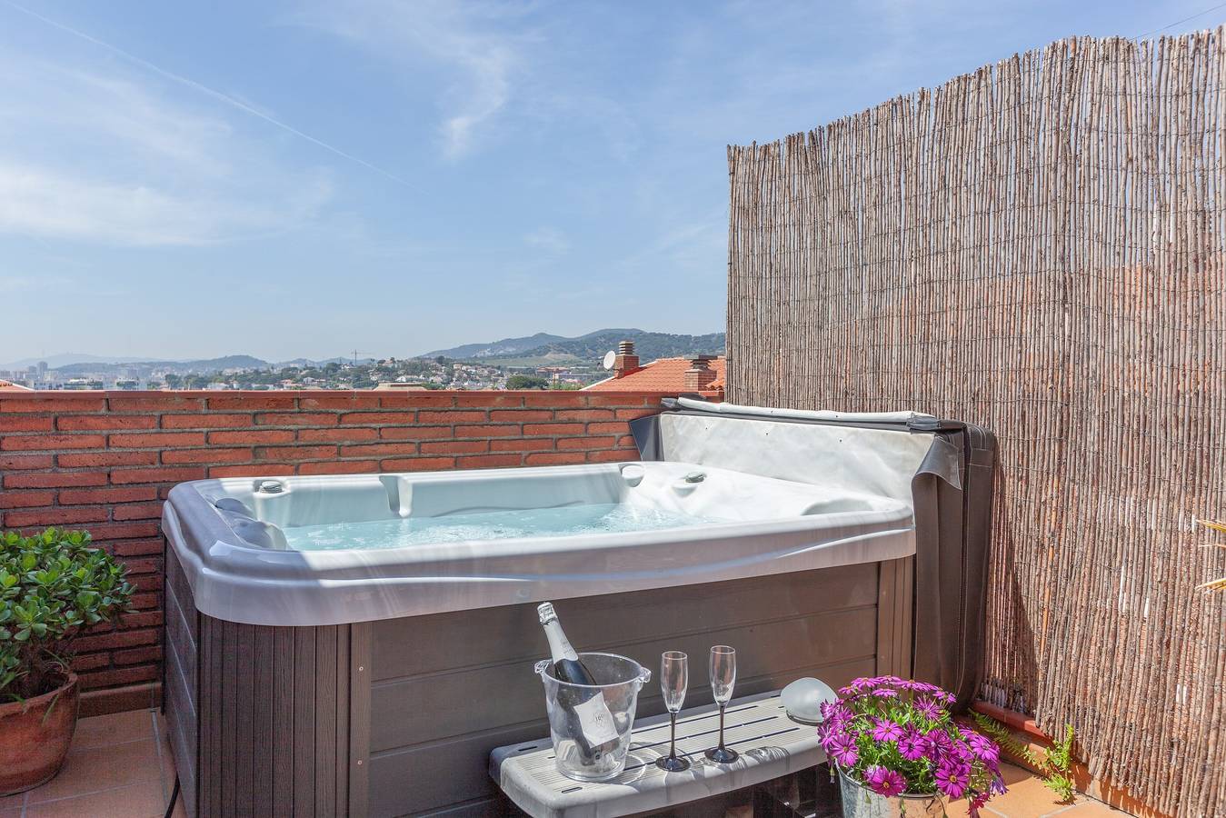 Ganze Wohnung, Familienfreundliche Duplexwohnung 'Beach Masnou' mit Whirlpool, privater Terrasse & Wlan in el Masnou, Costa del Maresme