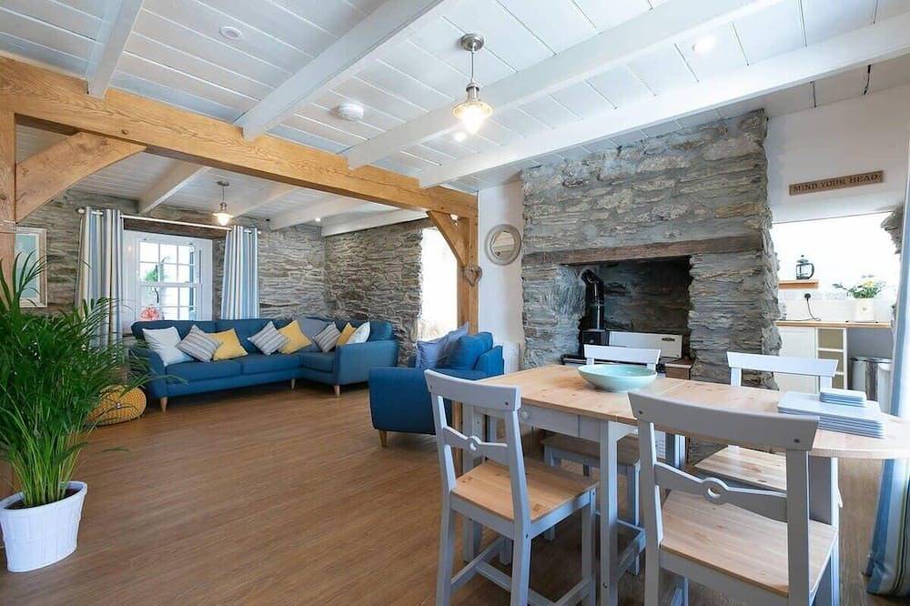 Homely Cottage with Sun Terrace, Short Walk to Beach in Porthleven, Cornwall