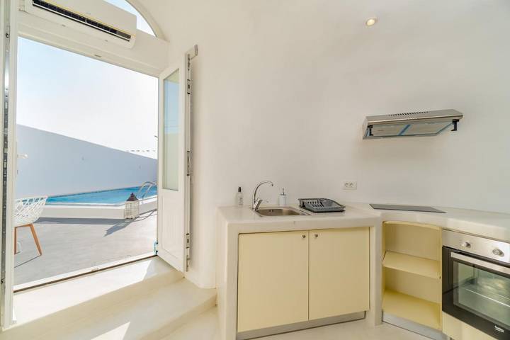 Holiday Home 'Cave House 13 Guests, Private Pool' with Wi-Fi and Air Conditioning in Santorini