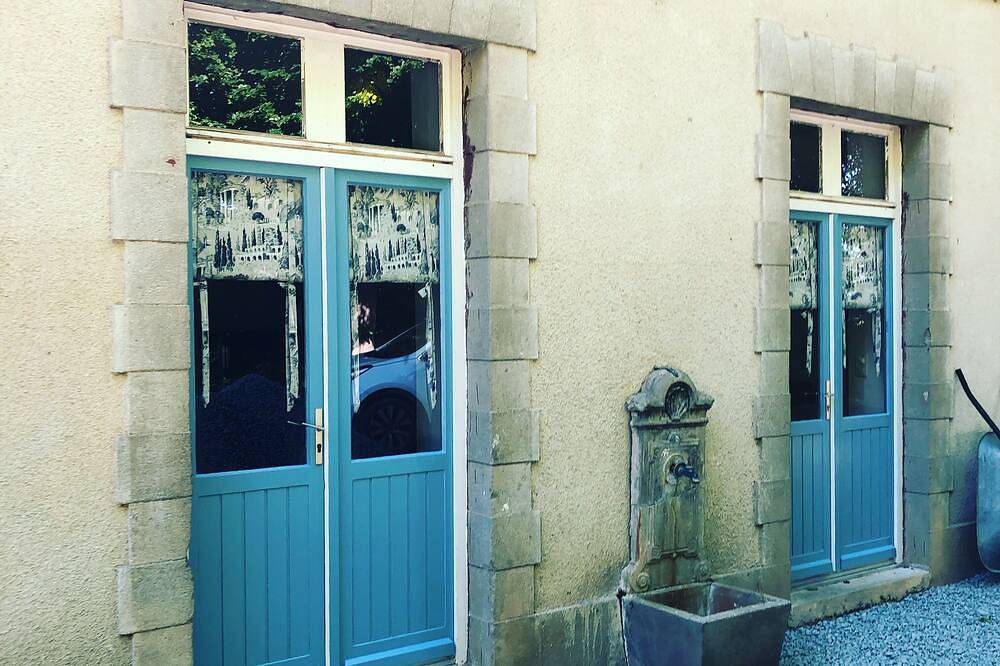 Cottage set in the grounds of a Chateau (countryside) in Saint-Just-le-Martel, Région de Limoges