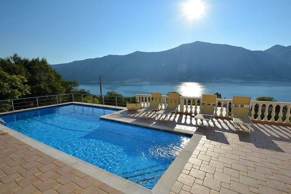 Ganze Wohnung, Luxus-Penthouse-Apartment, atemberaubender Blick auf die Bucht von Kotor, Gemeinschaftspool, Wlan in Dobrota, Opština Kotor