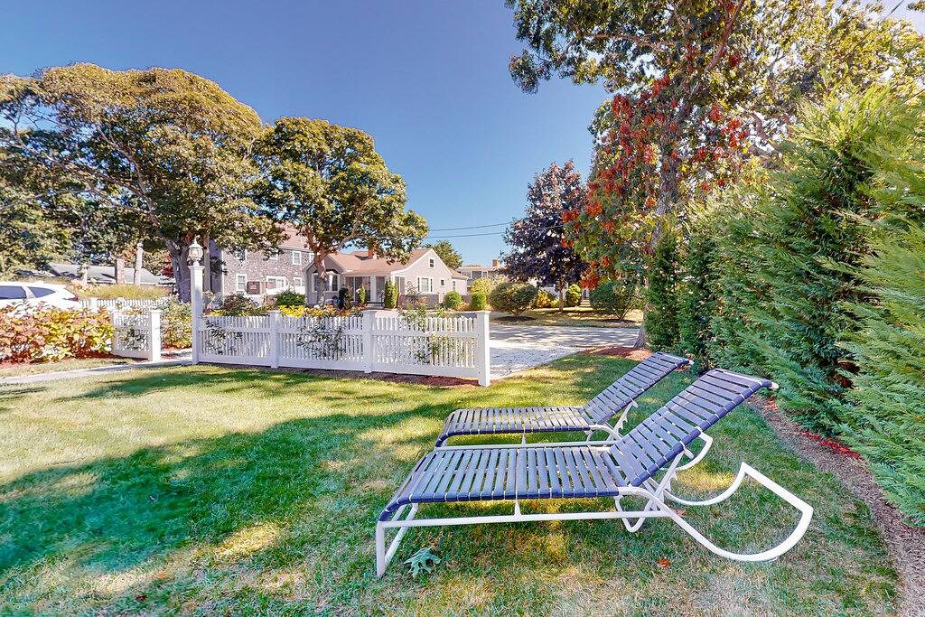 Quaint coastal home with fast Wifi, W/D, skylights, and outdoor grilling in Harwich Port, Harwich