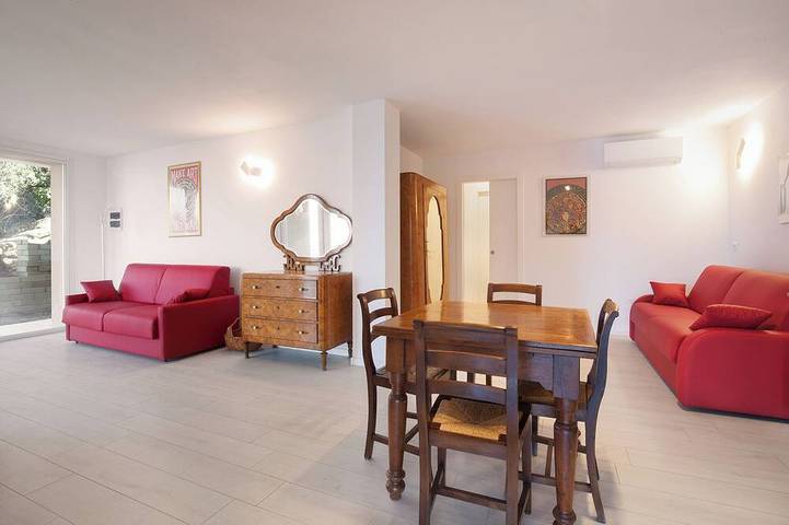 Ganze Wohnung, Villa Malù - Apt Amalia - Pool- und Seeblick in Torri del Benaco, Gardasee-Berge
