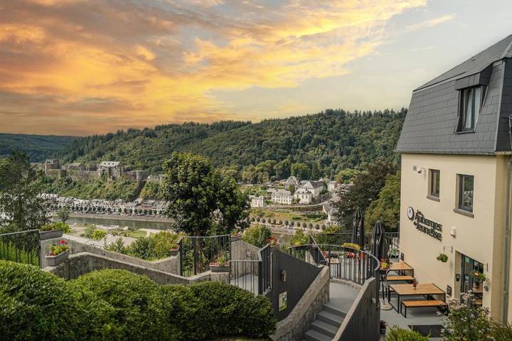Auberge pour 20 personnes, avec Terrasse ainsi que Jardin et Vue à Bouillon