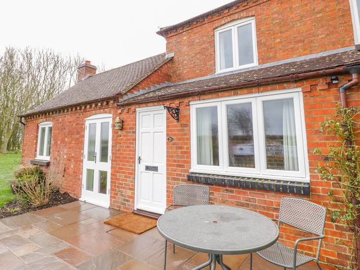 Wigrams Canalside Cottage in Napton on the Hill, Warwickshire