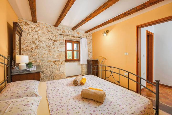 Entire apartment, Authentic Istrian House - Apartment with saltwater pool- 15 min from Kamenjak in Pula-Medulin, Pula