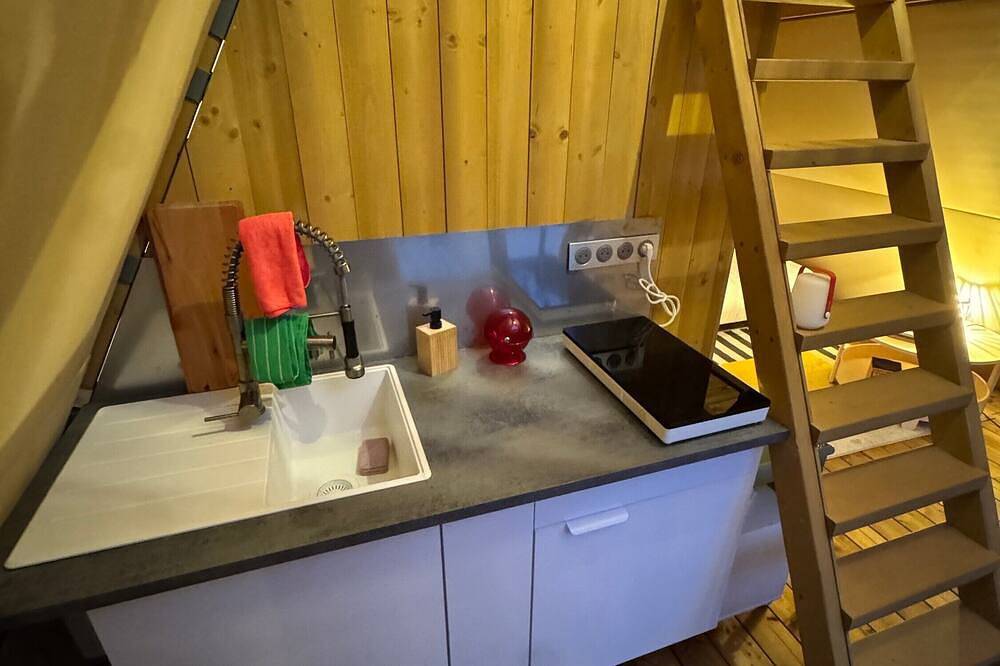 Entire apartment, Tipi Lodge Glamp 'Marguerite' with Direct Forest Access, Private Terrace & Air Conditioning in Le Boulou, Céret region