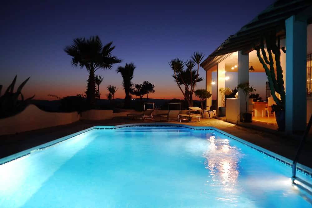 Impresionante villa andaluza de estilo contemporáneo con piscina privada in Canillas de Aceituno, Provincia de Málaga
