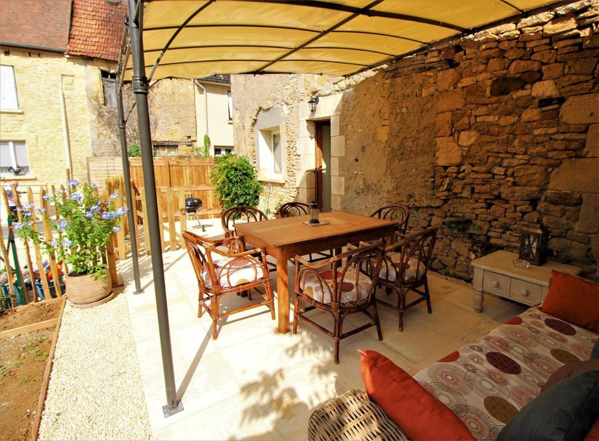 Two-Bedroom House in Saint-Julien-de-Lampon, Quercy