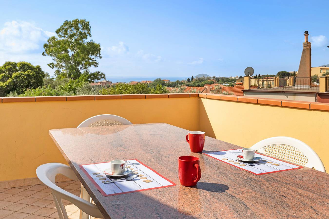 Entire apartment, Holiday Apartment "La Casa di Lady" with Sea View, Terrace & Wi-Fi in Ceriale, Riviera di Ponente