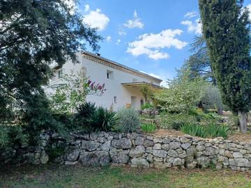 Chambre d’hôte pour 2 personnes, avec piscine ainsi que jardin et vue à Figanières