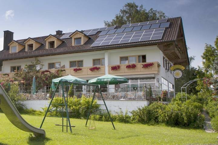 Hotel, mit Balkon und Terrasse sowie Garten und Ausblick