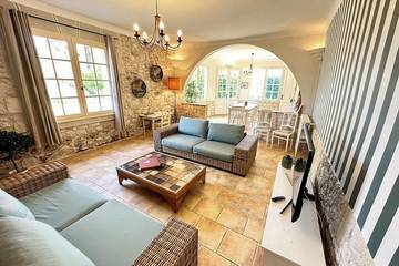 Gîte pour 8 personnes, avec jardin et piscine à Thénac