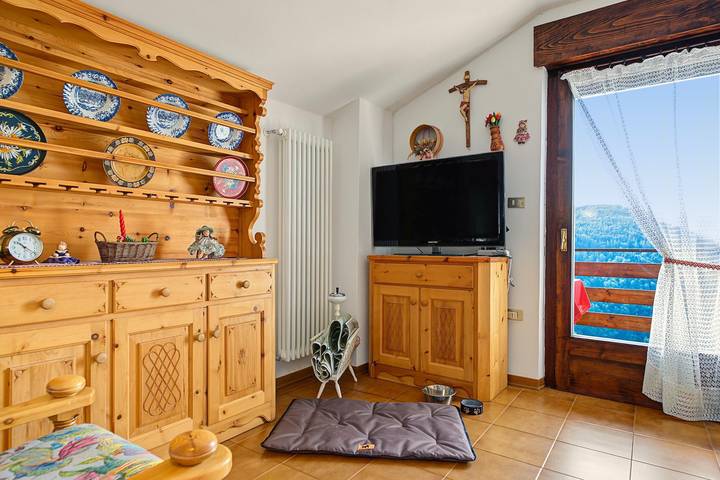 Entire apartment, 'Il Rifugio del Brunone' Apartment with Mountain View, Balcony and Wi-Fi in Valda, Altavalle