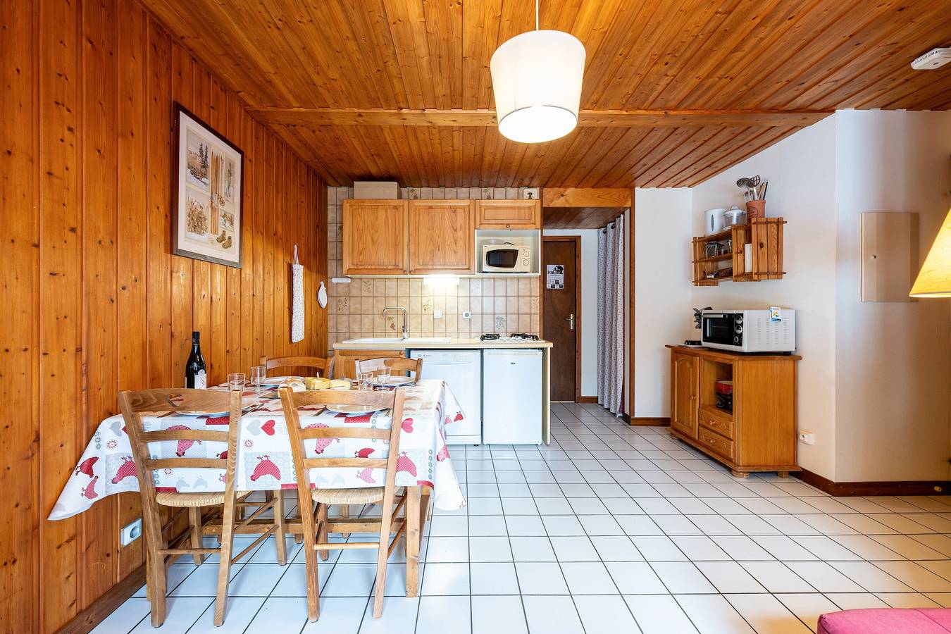 Apartamento entero, Apartamento 'Bergeronnette' con vistas a la montaña, terraza compartida y Wi-Fi in La Giettaz, Albertville region
