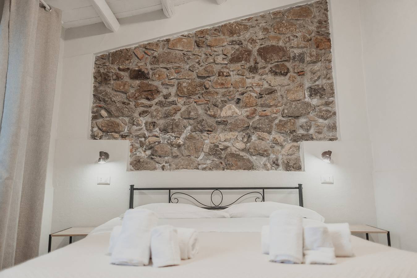 Golden Sun Room with Wi-Fi and Air Conditioning in Cefalù, Cefalù (Municipality)