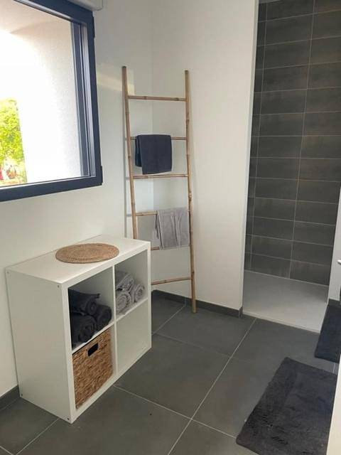 Location de vacances pour 5 personnes, avec terrasse ainsi que vue et jardin à Port-Saint-Père - 2