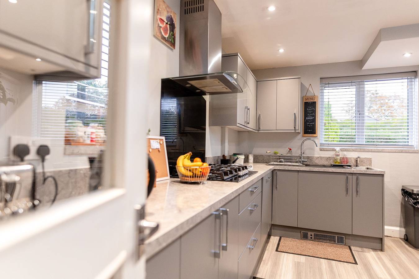 Sleeps 5 - Free Parking, Wifi, Near Airport & City in Manchester, Greater Manchester