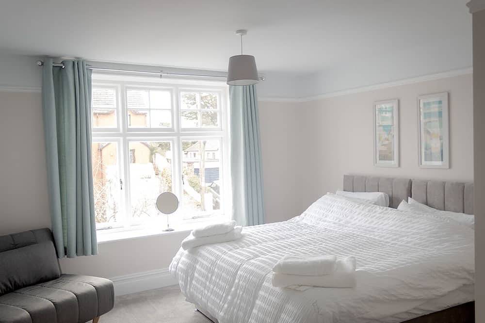 Five mins walk to beach - 4 bed luxury holiday home located within heart of Bude in Bude, Cornualles
