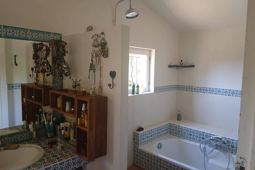 House with magnificent swimming pool and wooden terrace sheltered by oak trees in La Tour-d'Aigues, Regionaler Naturpark Luberon