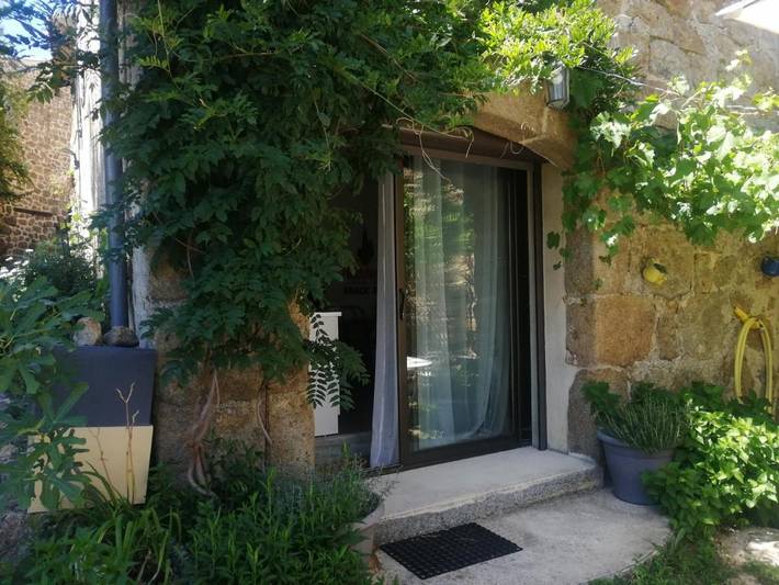 Gîte pour 2 personnes, avec vue et jardin à Silhac