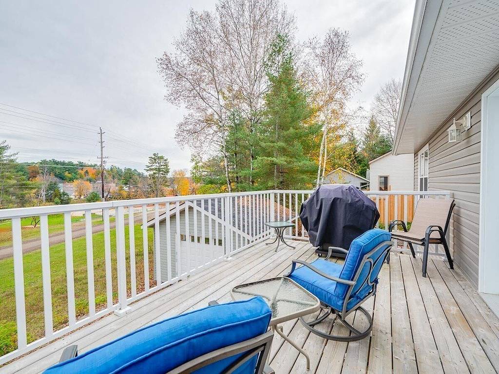 Pointe of View | Riverfront | Sled In/Out |Sleep 6 in Bancroft, Ontario