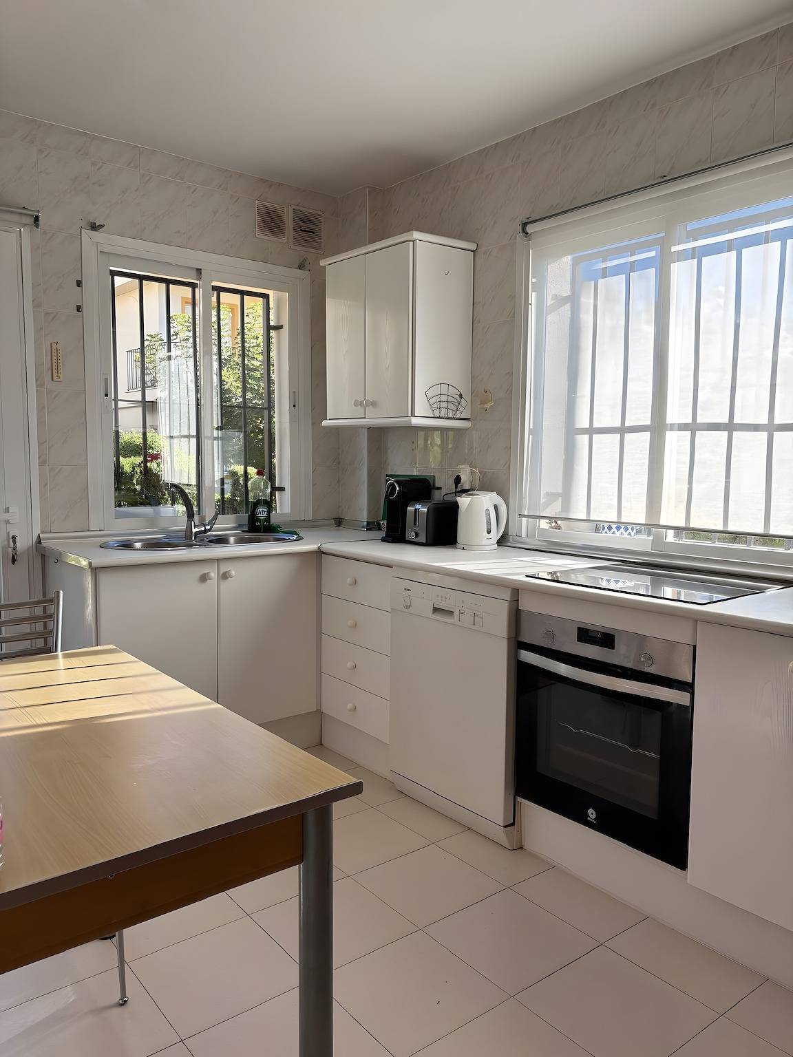 Holiday Home 'Beachside Townhouse - Sleeps 8' with Sea View, Wi-Fi and Air Conditioning in Las Chapas, Marbella