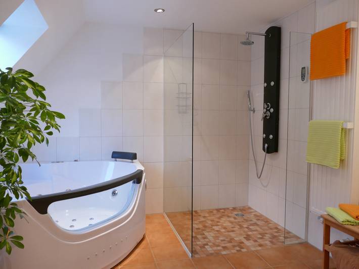 Ferienwohnung für 2 Personen, mit Balkon und Whirlpool sowie Terrasse und Garten in Diemelstadt