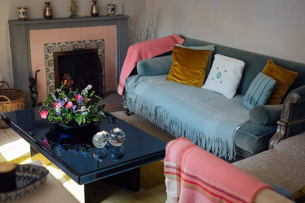 Charming Cottage, 5 Minute Walk to the beach, free passes to the Castle in Manorbier, Pembrokeshire