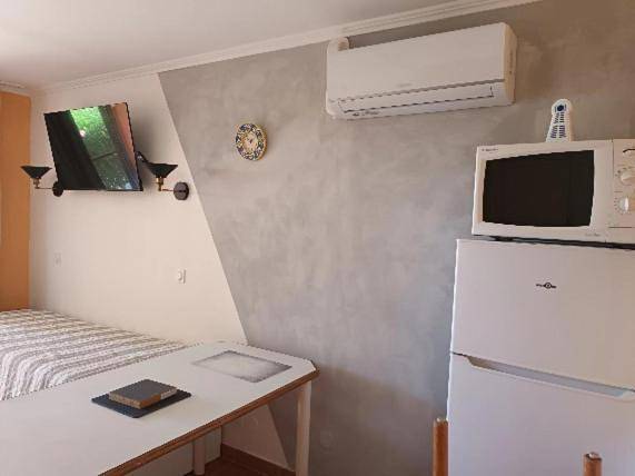 Gîte pour 6 personnes, avec vue et vue sur le lac ainsi que jardin et piscine dans Plage Camp Long - 4