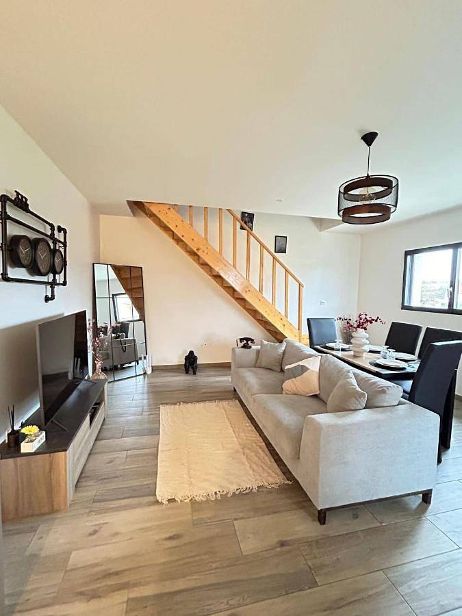 Appartement entier, Duplex, parking gratuit privé, 5min centre Auxerre in Monéteau, Région d'Auxerre