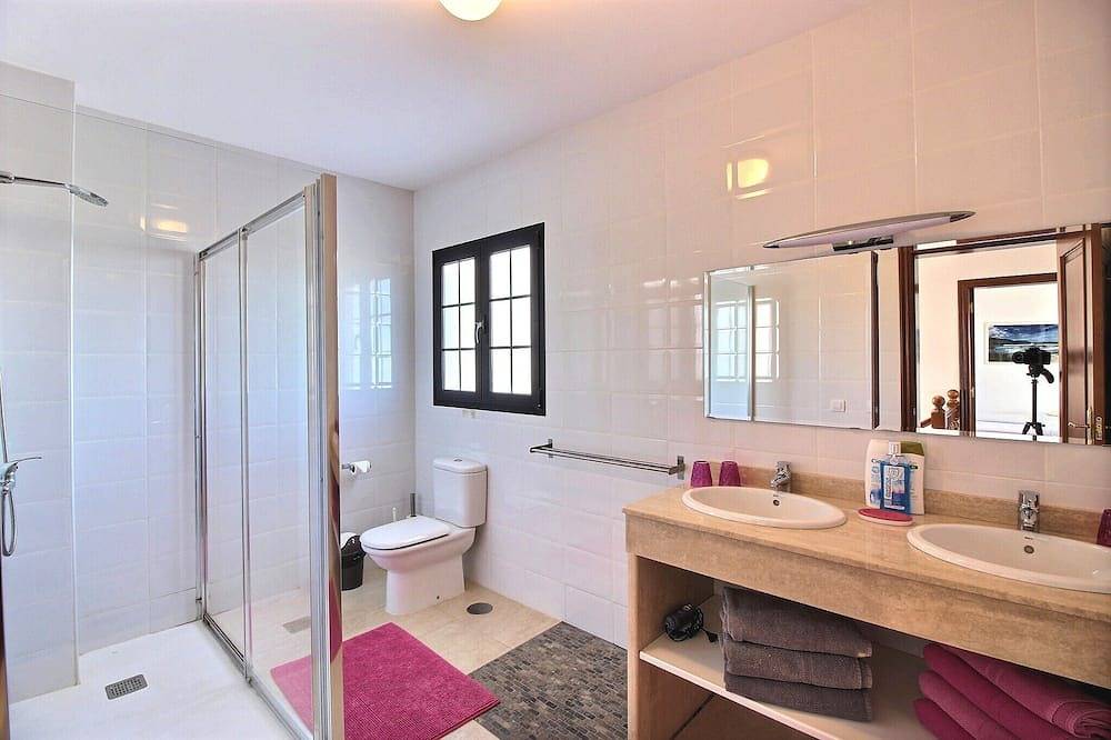 Luxusvilla mit privatem beheiztem Pool, Wifi, Blick auf das Meer und die Vulkane in Conil, Tías