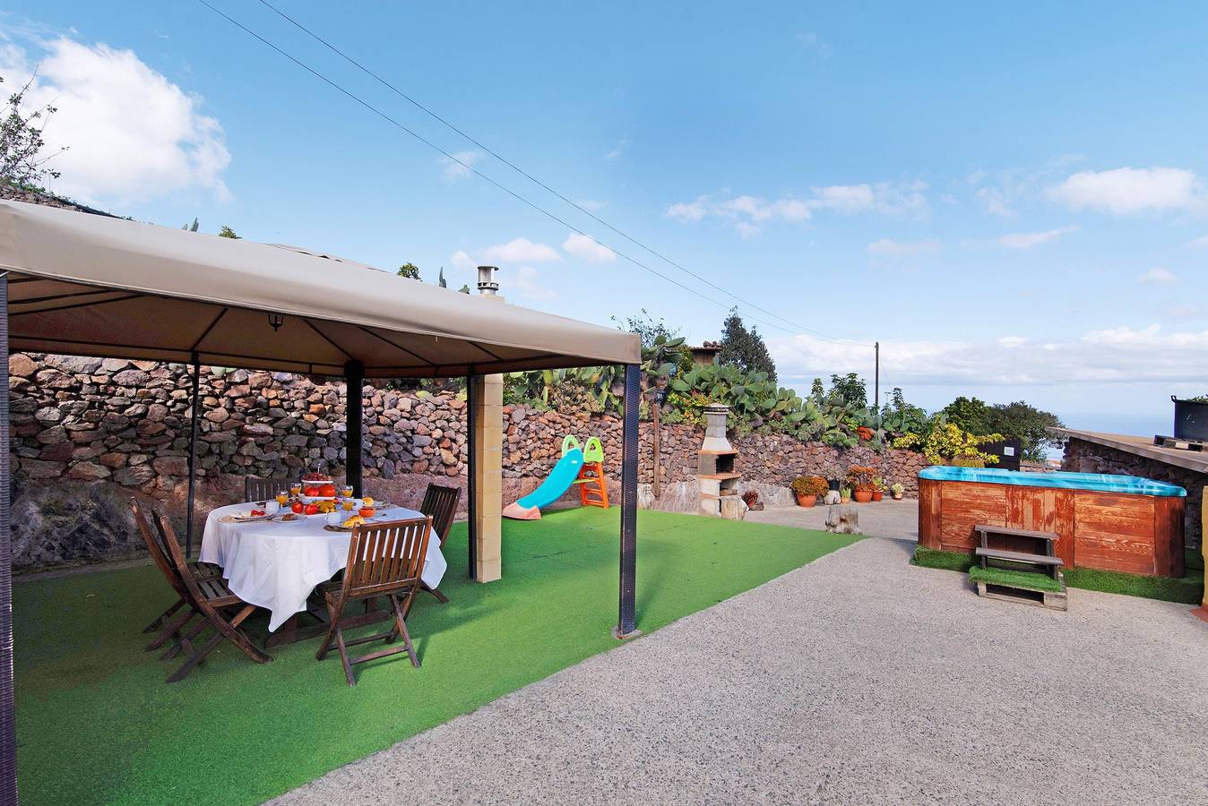 Estudio vacacional 'Maya' con vistas al mar, terraza privada y Wi-Fi in Santa María de Guía de Gran Canaria, Gran Canaria Norte