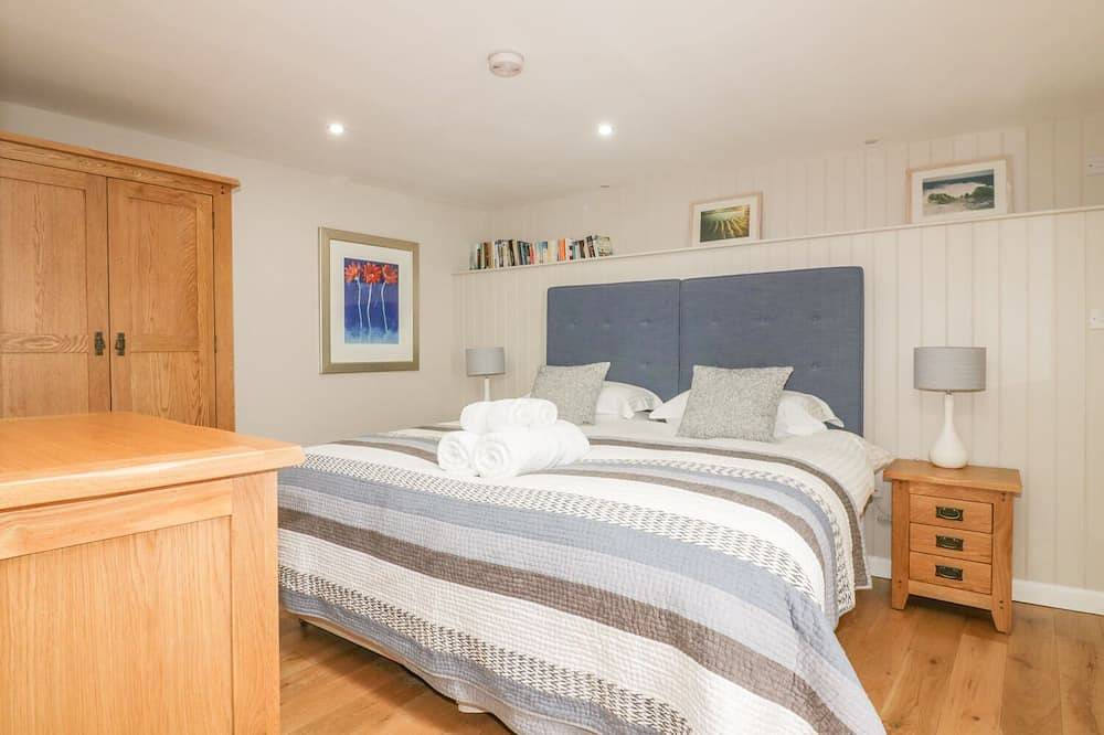 The Bolthole, pet friendly, with open fire in Crantock in Crantock, Cornwall