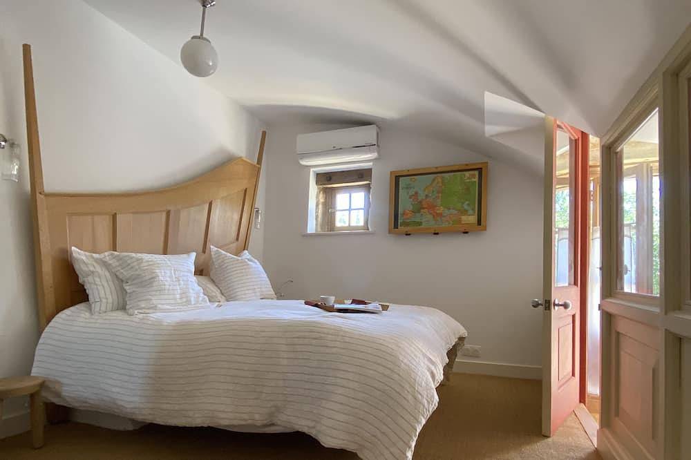 Stylish house with fabulous view of the medieval hilltop village Cordes sur Ciel in Cordes-sur-Ciel, Albi region