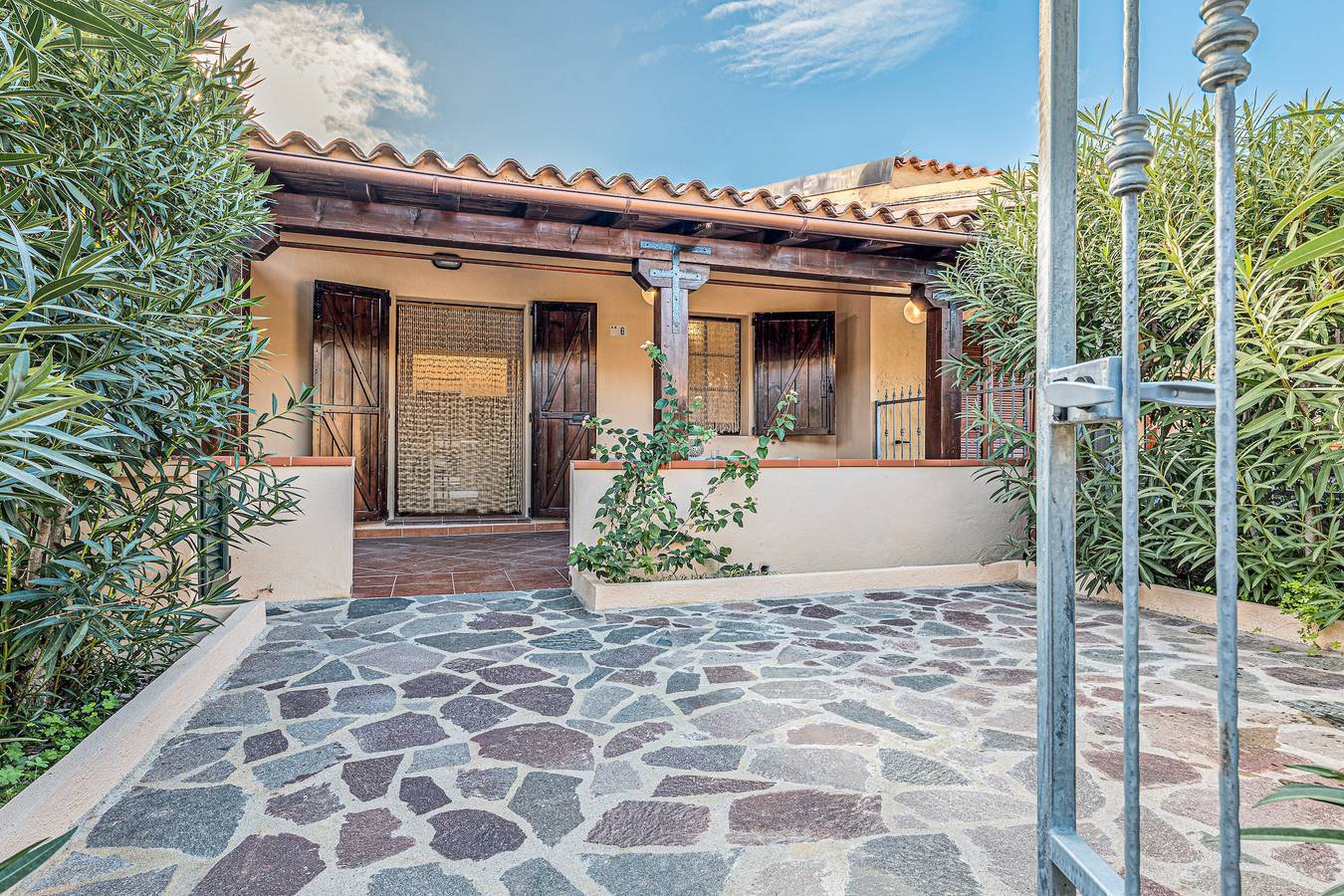 Holiday Home 'Villetta Tamerici' with Private Terrace, Private Garden and Air Conditioning in Lu Miriacheddu, San Teodoro