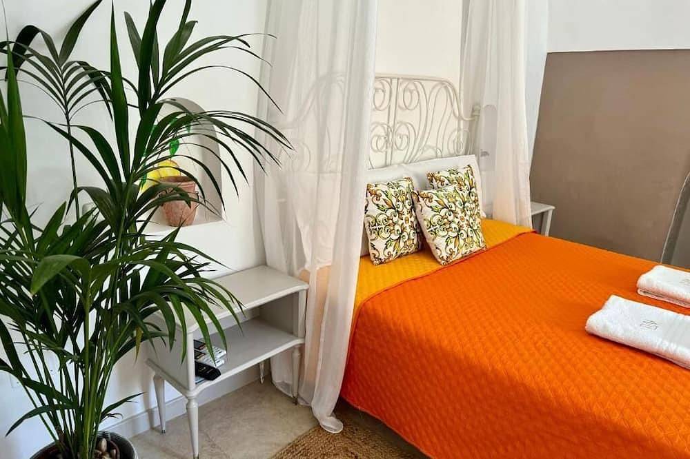 Molini Mansion. Cozy house just 20 meters from the beach in Old Port in Monopoli, Province de Bari