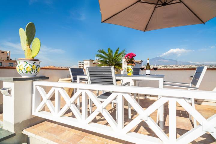 Entire apartment, Apartment 'La Terrazza Sul Cielo' with Sea View, Wi-Fi and Air Conditioning in Catania, Catania Province