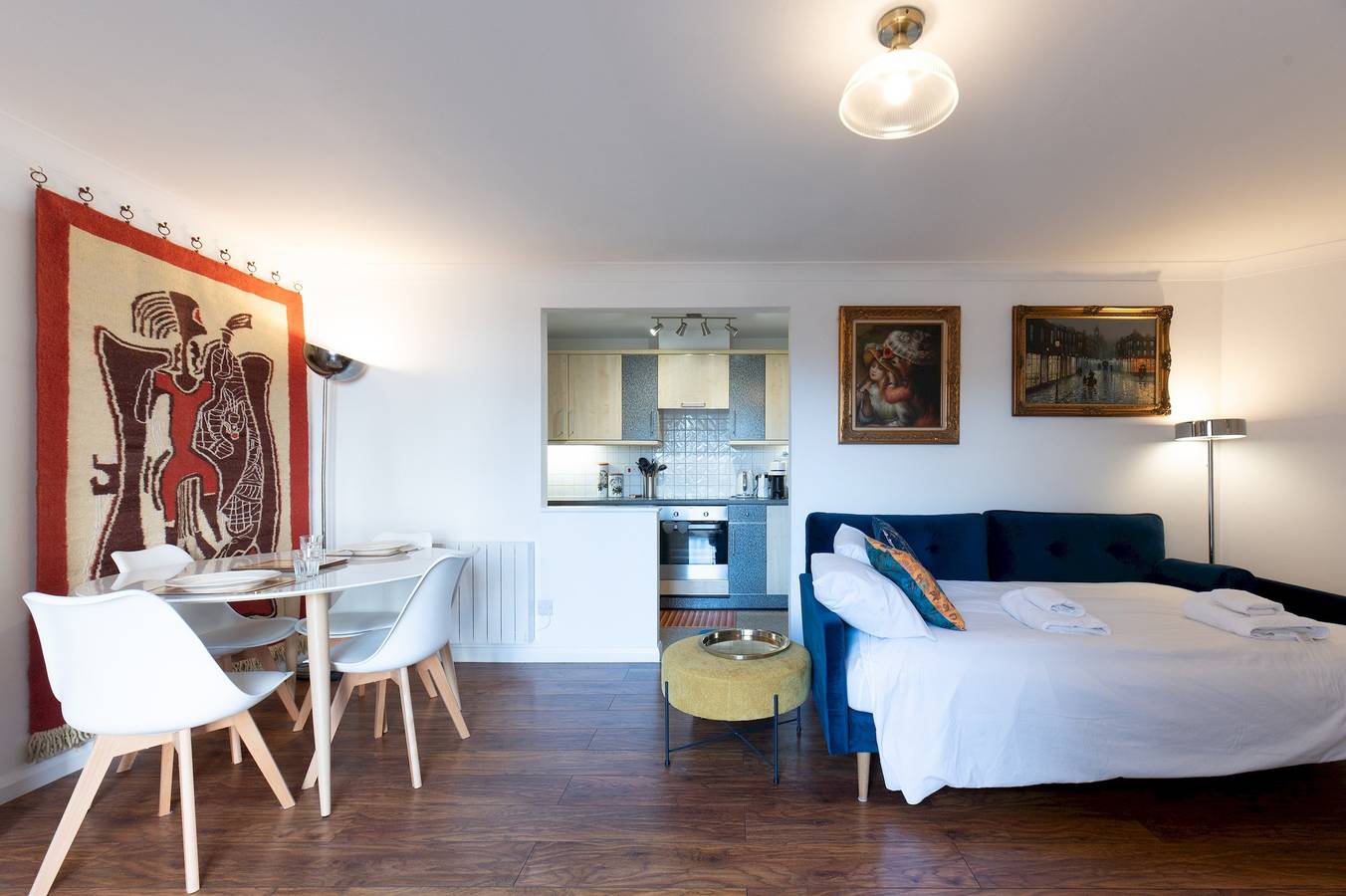 Entire apartment, City-chic central studio near station, Kingston - Pass the Keys in Kingston upon Thames, London
