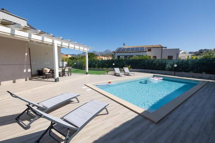 Villa con piscina per 6 persone, con Terrazza e Giardino nonché Piscina e Panorama a Campofelice di Roccella