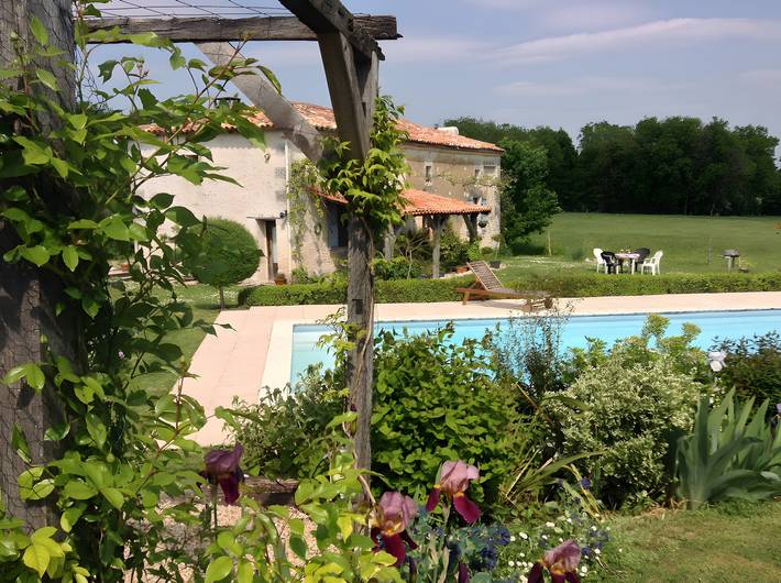 Location de vacances pour 8 personnes, avec jardin et bassin pour enfant, adapté aux familles à Saint-Quentin-de-Chalais