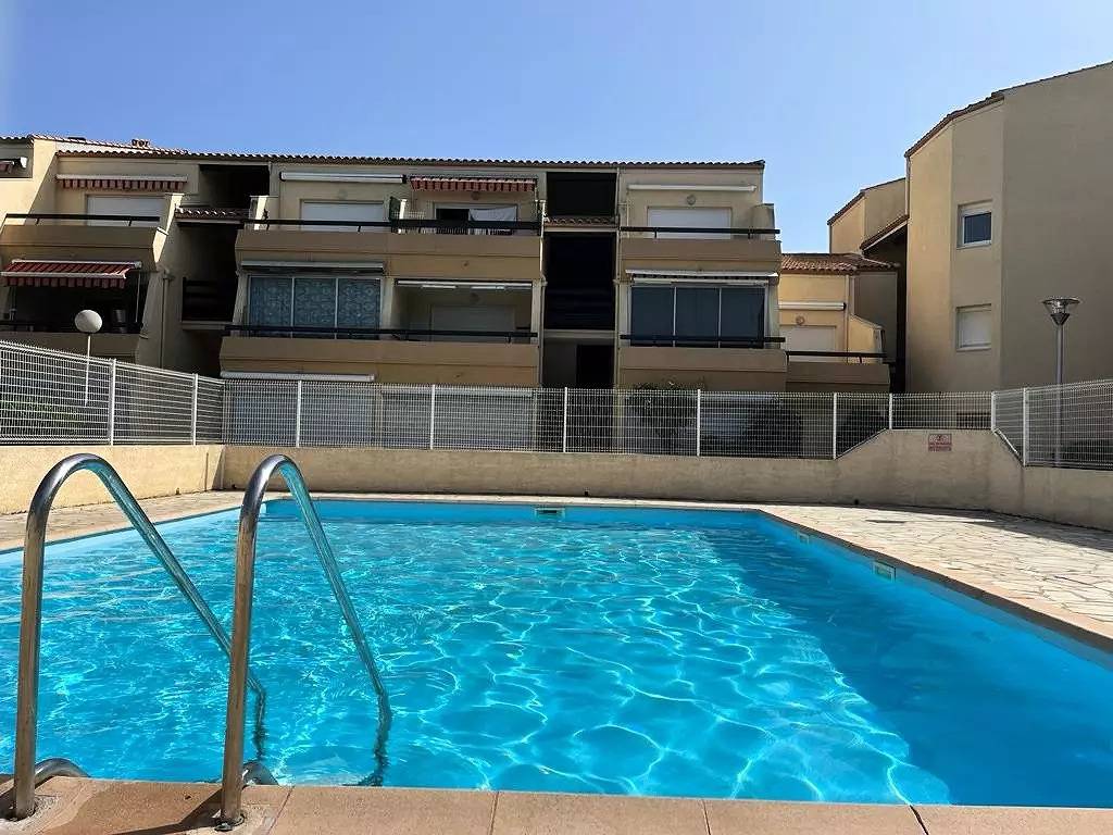 Entire apartment, Pleasant apartment in residence with swimming pool in Marseillan, Côte d'Améthyste