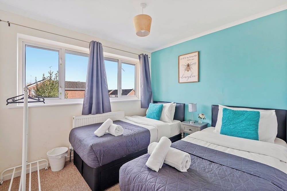 Elegant 4 Bed House with Parking & Garden-Sleeps 8 in Kent