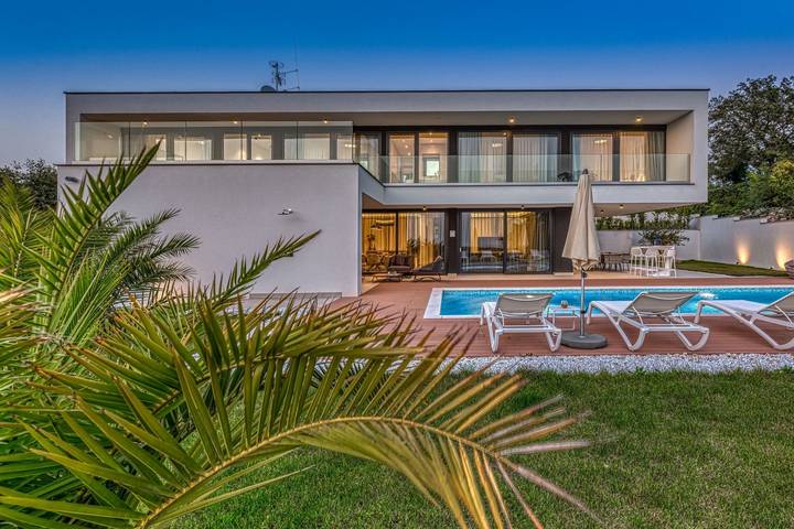 Villa für 10 Personen, mit Garten und Pool sowie Balkon in Rovinj