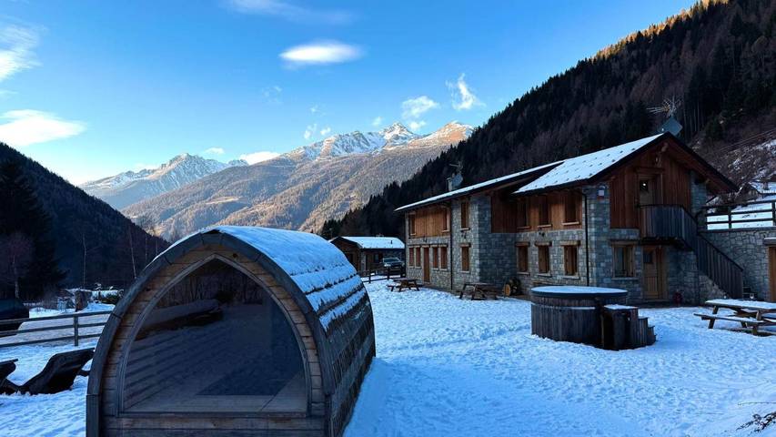 Appartamento per 4 persone, con Idromassaggio e Giardino nonché Sauna e Panorama a Passo Tonale (Stazione sciistica)