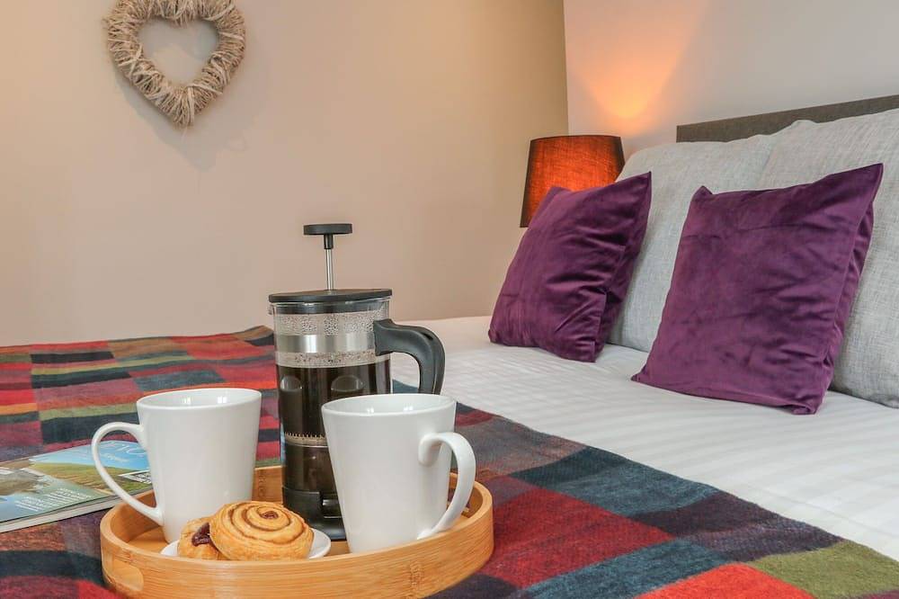 The Old Coach House, family friendly, with hot tub in Braunton in Braunton, Devon